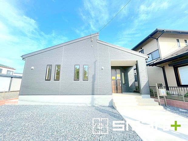 ~シックな色彩の外観を採用~ ・外壁に濃い色を採用する事でモダンな印象のシックな外観となっております。 ・高級感も出るので毎日家に帰るのが誇らしくなります。ぜひ現地でご確認くださいませ。