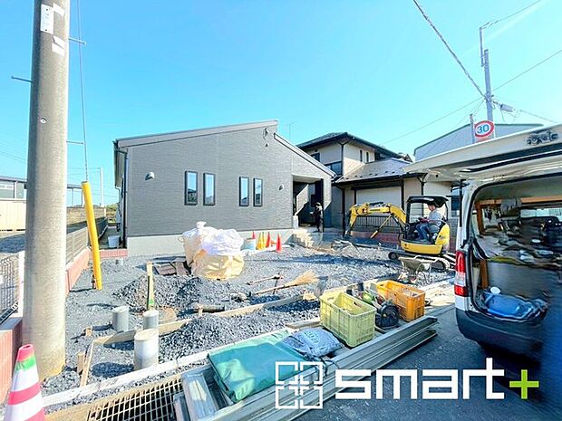 ~ベタ基礎でしっかりとした土台~ ・コンクリートの中に鉄筋を配し強度を高めた「ベタ基礎」を採用。 ・しっかりとした土台を造ったうえで、その上に建物が築造されていきます。