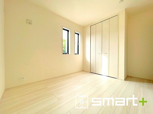 ~2面採光の明るいお部屋~ ・洋室は2面採光とする事で穏やかな陽の入る明るい空間となっております。 ・くつろぎのプライベート時間を明るい空間で穏やかにお過ごしいただけます。