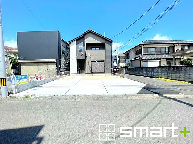 ～開放感ある角地のお住まい～ ・2方向が空く事で開放感のある角地に位置しております。 ・窮屈な感じが無く、ゆったりと暮らせるこの魅力をぜひ現地でご体感くださいませ。 