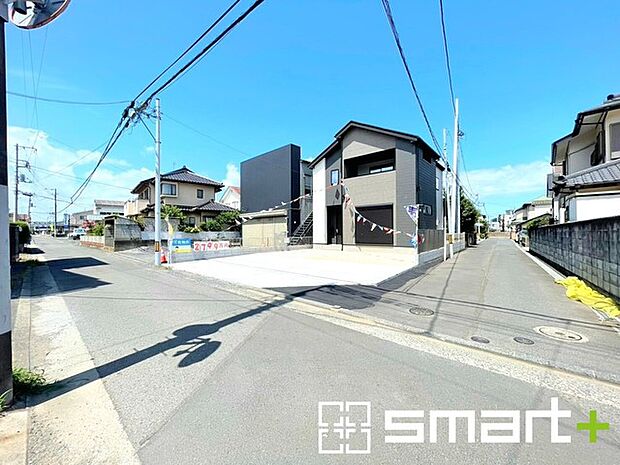 ～閑静な住宅街の立地～ ・周辺は閑静な住宅街となっておりますので、静かな暮らしをご実現いただけます。 ・前面道路の交通量も多くないので、小さなお子様がいるご家庭でもご安心ですね。 