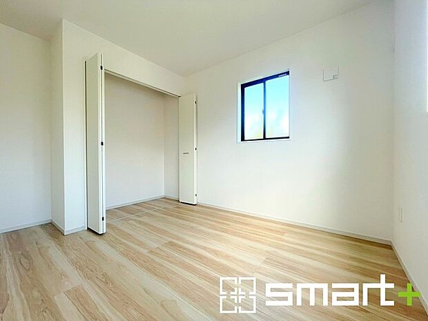 ～2面採光の明るいお部屋～ ・洋室は2面採光とする事で穏やかな陽の入る明るい空間となっております。 ・くつろぎのプライベート時間を明るい空間で穏やかにお過ごしいただけます。 