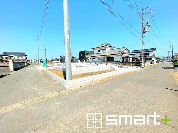 ~開放感ある角地のお住まい~ ・2方向が空く事で開放感のある角地に位置しております。 ・窮屈な感じが無く、ゆったりと暮らせるこの魅力をぜひ現地でご体感くださいませ。