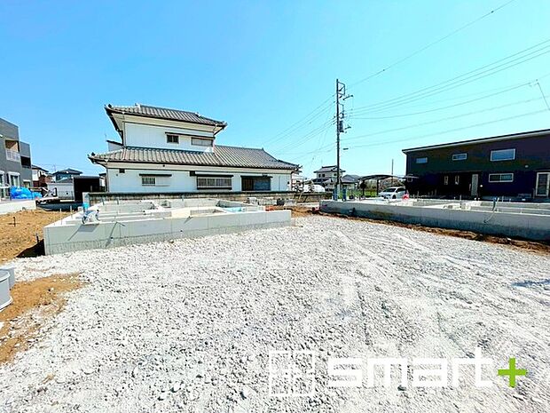 ~ベタ基礎でしっかりとした土台~ ・コンクリートの中に鉄筋を配し強度を高めた「ベタ基礎」を採用。 ・しっかりとした土台を造ったうえで、その上に建物が築造されていきます。