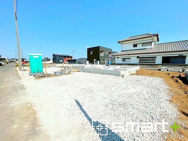 ~閑静な住宅街の立地~ ・周辺は閑静な住宅街となっておりますので、静かな暮らしをご実現いただけます。 ・前面道路の交通量も多くないので、小さなお子様がいるご家庭でもご安心ですね。