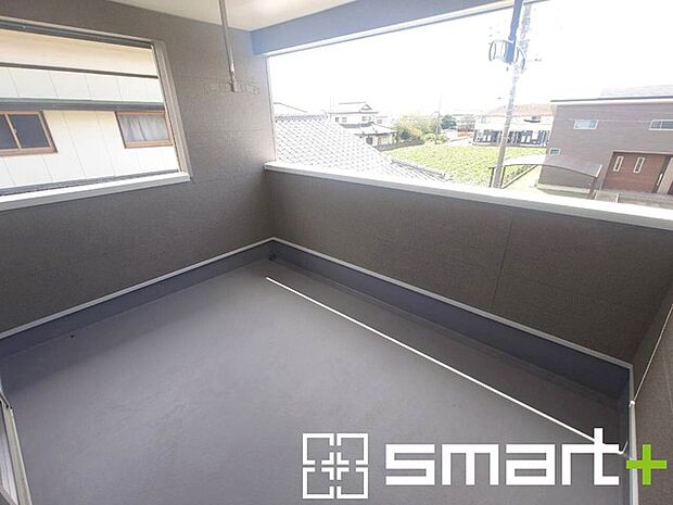 ~屋根付きのバルコニー~ ・バルコニーは屋根付きなので急な雨でも安心です。 ・奥行きもあるので洗濯物が干しやすいのも嬉しいポイントですね。
