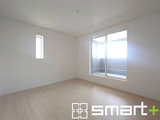 ~2面採光の明るいお部屋~ ・洋室は2面採光とする事で穏やかな陽の入る明るい空間となっております。 ・くつろぎのプライベート時間を明るい空間で穏やかにお過ごしいただけます。