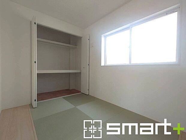 ~使い勝手の良い「和洋室」~ ・畳敷きに建具は洋風、というハイブリッド型の「和洋室」。和室と洋室の良い所を組み合わせたお部屋です。 ・やはり畳の香りは心が落ち着きますね。