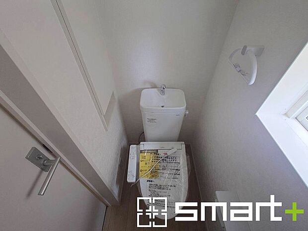 ~やはり便利なタンク式トイレ~ ・最近はタンクレストイレもございますが、タンク式の場合は停電時もお水を流すことが可能。 ・故障時なども比較的費用が安くなるなど、メリットが多くなります。