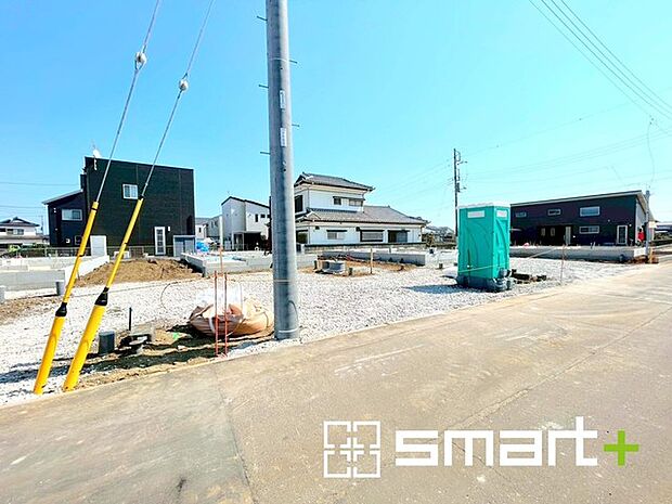 ~閑静な住宅街の立地~ ・周辺は閑静な住宅街となっておりますので、静かな暮らしをご実現いただけます。 ・前面道路の交通量も多くないので、小さなお子様がいるご家庭でもご安心ですね。