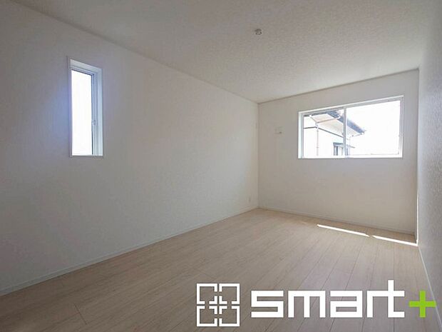 ~2面採光の明るいお部屋~ ・洋室は2面採光とする事で穏やかな陽の入る明るい空間となっております。 ・くつろぎのプライベート時間を明るい空間で穏やかにお過ごしいただけます。