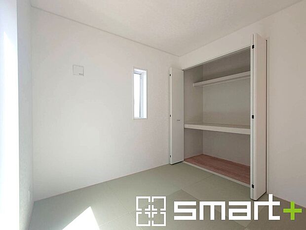~使い勝手の良い「和洋室」~ ・畳敷きに建具は洋風、というハイブリッド型の「和洋室」。和室と洋室の良い所を組み合わせたお部屋です。 ・やはり畳の香りは心が落ち着きますね。