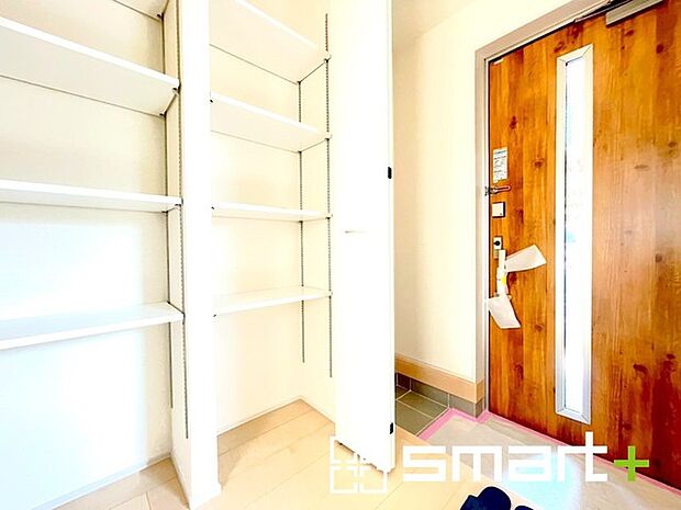 ~穏やかな陽が入る玄関~ ・玄関ドアにガラス部分を設ける事で穏やかな陽の入る玄関になります。 ・備え付けのシューズボックスは便利な稼働式棚付きで高さのあるものもスッキリしまえて快適。