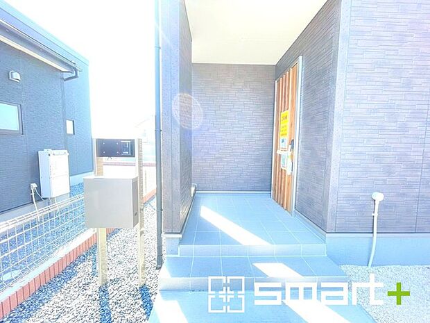 ~お住まいの顔「玄関」~ ・玄関ドアの上にはもちろん軒がございますので、雨の日でも濡れずに鍵の開閉が可能です。 ・鍵は防犯性に優れたディンプルキーを採用。