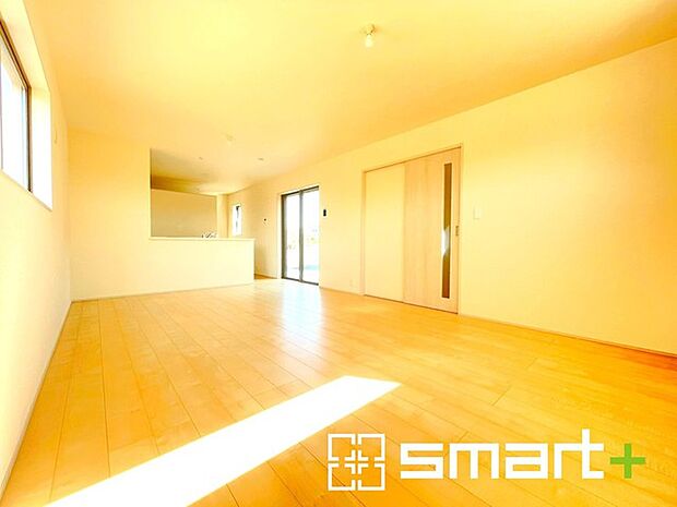 ~窓からはたっぷりの陽光~ ・穏やかな陽だまりに包まれる居心地の良いLDKは、ご家族が自然と集まる憩いのスペースに。 ・家事をしながらご家族との会話が楽しめる人気のカウンターキッチンも魅力。