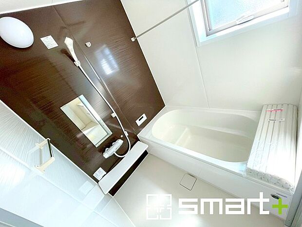 ~浴室乾燥機付きの浴室~ ・浴室には乾燥機が付いているので雨の日でも洗濯物を干すことが可能です。 ・水はけの良い床材など機能面も充実。マイクロバルなどオプションもご相談くださいませ。