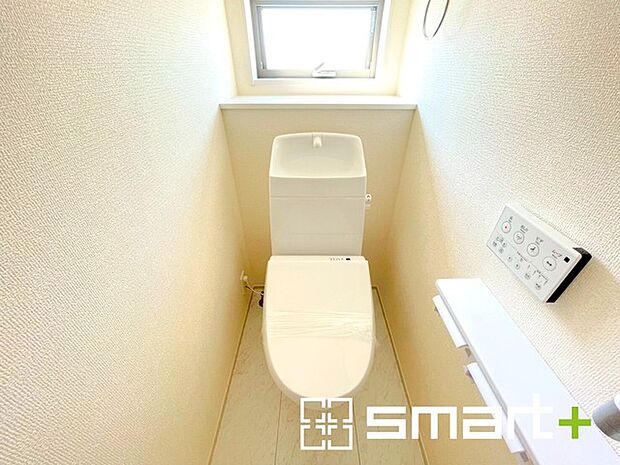 ~小窓付きの明るいトイレ~ ・使用後や掃除の際には新鮮な空気を取り込み換気ができます。 ・背面のスペースにちょっとした棚を設置すれば、トイレットペーパーのストックなども置けますね。