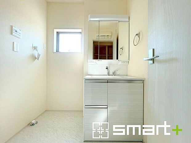 ~人気の三面鏡を採用~ ・洗面台は三面鏡仕様なので鏡の角度を変える事で頭の後ろの方までご確認可能です。 ・鏡の裏が収納になっておりますので、洗面台周りもスッキリと片付きます。