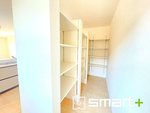 ~あると嬉しいパントリー~ ・キッチン横にはパントリー付。便利な可動棚付きで食材や台所用品のストックもたくさん出来ます。 ・散らかりがちなキッチン周りがスッキリ片付いて毎日の家事も快適。