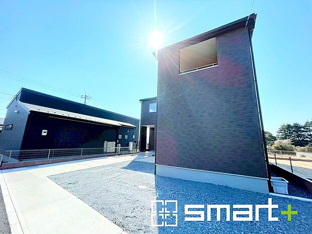 ~お庭もある余裕の敷地~ ・広々した敷地にはお庭もご用意。お庭があるだけで余裕を感じますね。 ・防草シートや人工芝の敷設などのオプションもお気軽にご相談くださいませ。