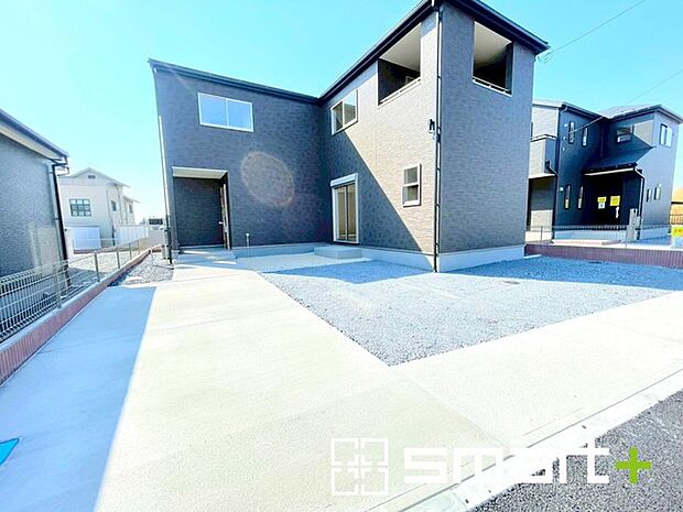 ~ゆとりあるカースペース~ ・セカンドカーや来客時にも困らないカースペース4台分。物置や駐輪スペースなどにも利用できますね。 ・カーポートなどのオプションもお気軽にご相談くださいませ。