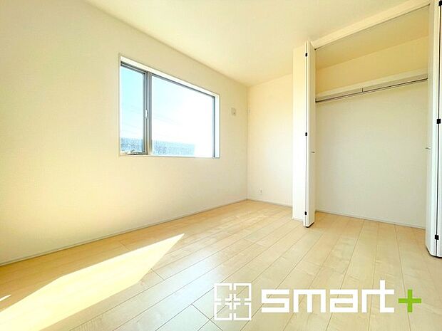 ~2面採光の明るいお部屋~ ・洋室は2面採光とする事で穏やかな陽の入る明るい空間となっております。 ・くつろぎのプライベート時間を明るい空間で穏やかにお過ごしいただけます。