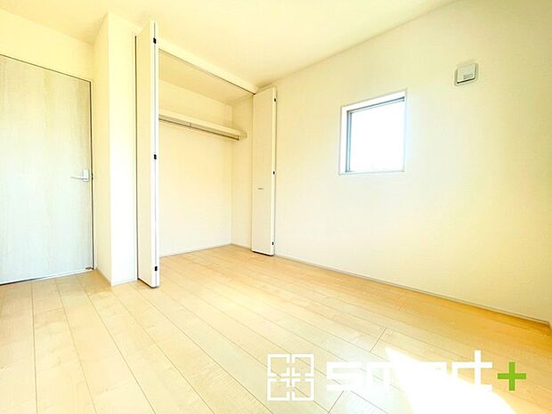 ~収納豊富な洋室~ ・各居室に備え付けの収納をご用意。タンスなどを置く場合と比べ出っ張らないので部屋の中を有効のご活用いただけます。 ・収納の広さなどぜひ現地でご確認くださいませ。