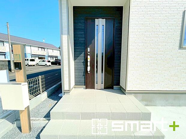 ~モニター付きインターフォン~ ・今では当たり前になってきたモニター付きのインターフォンも付いております。 ・来客時に誰が来たかすぐにわかりますので、防犯性に優れます。