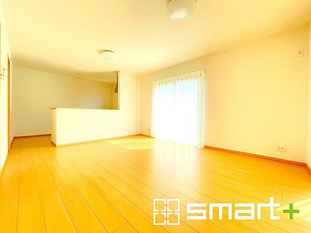 ~穏やかな陽の入るLDK~ ・大きな窓のあるLDKは陽当りも良好で明るい空間となっております。 ・ご家族団らんなど過ごす時間の多いLDKが明るいのは嬉しいポイントですね。