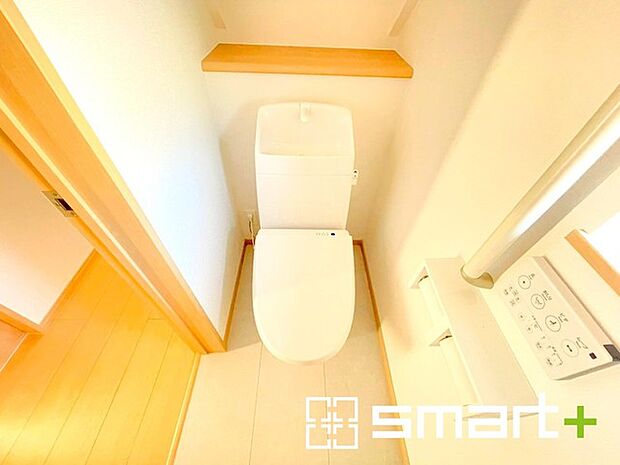 ~小窓付きの明るいトイレ~ ・使用後や掃除の際には新鮮な空気を取り込み換気ができます。 ・背面のスペースにちょっとした棚を設置すれば、トイレットペーパーのストックなども置けますね。