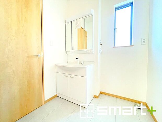 ~明るい洗面スペース~ ・窓から明るい陽が入り、気持ちよく朝の支度ができますね。 ・使い勝手の良い三面鏡タイプのシャワー付き洗面化粧台。鏡の裏に収納があるので洗面台周りもスッキリ。