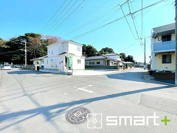 ~開放感ある角地のお住まい~ ・2方向が空く事で開放感のある角地に位置しております。 ・窮屈な感じが無く、ゆったりと暮らせるこの魅力をぜひ現地でご体感くださいませ。