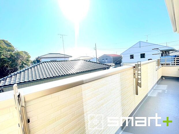 ~洗濯物も干しやすいバルコニー~ ・陽当たり良好な南側のバルコニーは2部屋から出入りができて毎日のお洗濯も快適。 ・テラス屋根等のオプションもお気軽にご相談くださいませ。