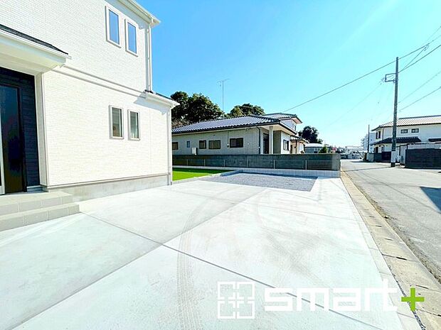 ~ゆとりあるカースペース~ ・セカンドカーや来客時にも困らないカースペース3台分。物置や駐輪スペースなどにも利用できますね。 ・カーポートなどのオプションもお気軽にご相談くださいませ。