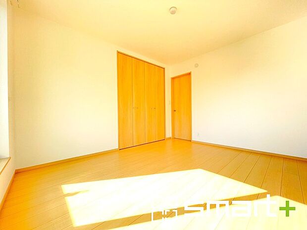 ~明るく暖かな光が差し込む洋室~ ・大きな窓からたっぷりの光が舞い込み、お部屋全体を優しく包み込んでくれます。 ・大容量の収納スペースで整理整頓しやすく、生活空間が広がりますね。