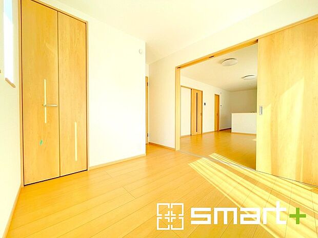 ~リビング横の洋室~ ・お子様のプレイルームやお昼寝、趣味のお部屋など、用途様々な1階洋室。 ・寝室はもちろん、玄関からも直接出入り可能なのでゲストルームにも利用できますね。