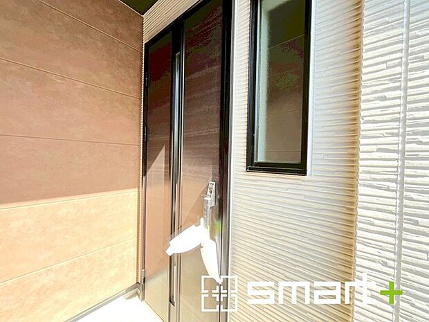 ～穏やかな陽が入る玄関～ ・玄関ドアにガラス部分を設ける事で穏やかな陽の入る玄関になります。 ・モニター付きのインターフォン付きで来客時に誰が来たかすぐにわかりますので、防犯性に優れます。 