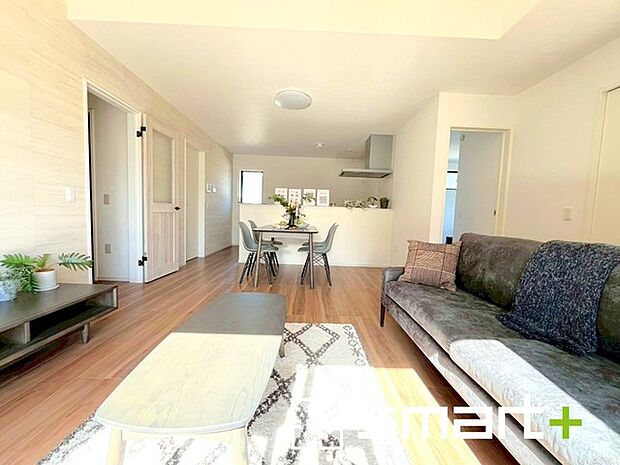 ～穏やかな陽の入るＬＤＫ～ ・大きな窓のあるＬＤＫは陽当りも良好で明るい空間となっております。 ・ご家族団らんなど過ごす時間の多いＬＤＫが明るいのは嬉しいポイントですね。 