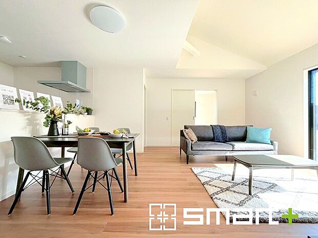 ~日当り良好のLDK~ ・たくさんの窓からたっぷりの陽光が差し込む明るいリビングで寛ぎのひと時を。 ・柔らかみのあるナチュラルカラーで、家具やカーテンの色も選びやすいですね。