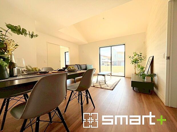 ～窓からはたっぷりの陽光～ ・大きな窓から明るい陽光が舞い込みお部屋全体を心地のよい空間に。 ・料理と洗濯、片付けなど並行して家事を進める時に便利な回遊動線。無駄のない動きで効率もアップ。