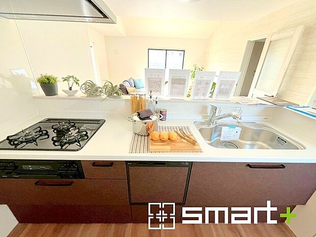 ～食器洗浄機を標準装備～ ・キッチンにはビルトインタイプの食器洗浄機を標準装備。 ・家事にかける時間を削減でき、「自分時間」を増やすことができる嬉しいアイテムです。 