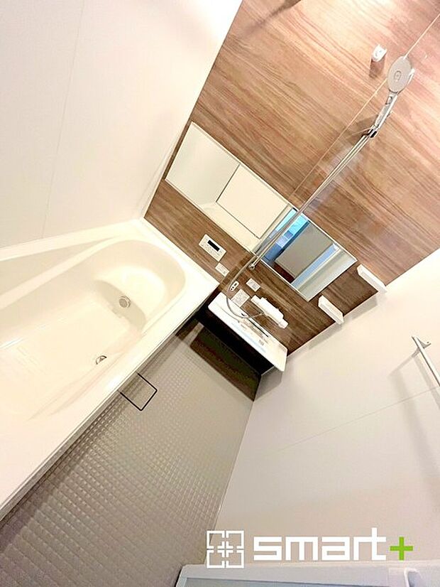 ~浴室乾燥機付きの浴室~ ・浴室には乾燥機が付いているので雨の日でも洗濯物を干すことが可能です。 ・水はけの良い床材など機能面も充実。マイクロバルなどオプションもご相談くださいませ。