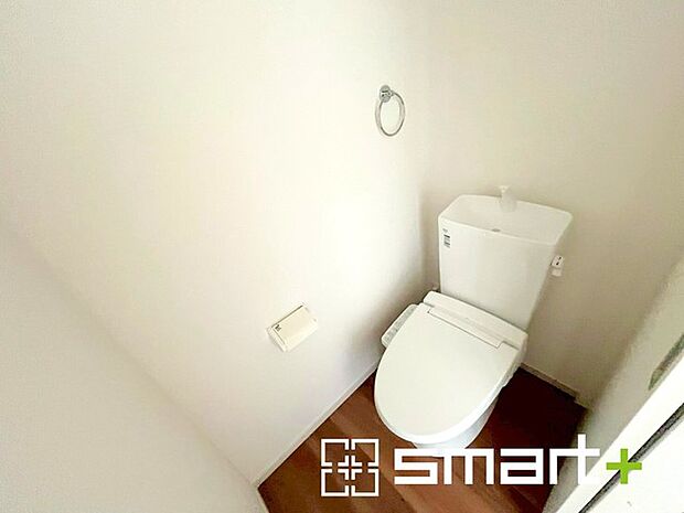 ～やはり便利なタンク式トイレ～ ・最近はタンクレストイレもございますが、タンク式の場合は停電時もお水を流すことが可能。 ・故障時なども比較的費用が安くなるなど、メリットが多くなります。 