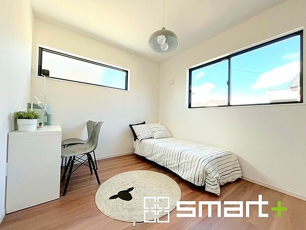 ～収納豊富な洋室～ ・各居室に備え付けの収納をご用意。タンスなどを置く場合と比べ出っ張らないので部屋の中を有効のご活用いただけます。 ・収納の広さなどぜひ現地でご確認くださいませ。 