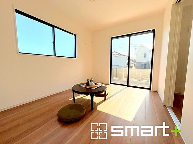 ~明るく暖かな光が差し込む洋室~ ・大きな窓からたっぷりの光が舞い込み、お部屋全体を優しく包み込んでくれます。 ・大容量の収納スペースで整理整頓しやすく、生活空間が広がりますね。