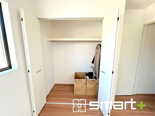 ～充実の収納スペース～ ・各居室たっぷりの収納スペース付きなので、お部屋を広々と使えますね。 ・衣類をハンガーに掛けたまま収納できるので使いやすく整理整頓もしやすいです。 