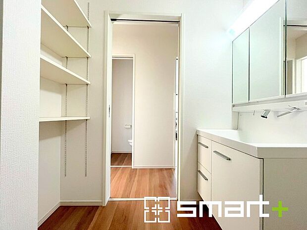 ~収納も充実の洗面所~ ・洗面所にはリネンスペースを設ける事でタオルや洗剤などの置場にも困りません。 ・意外とリネンスペースがある物件は少ないので、ぜひ現地でその魅力をご確認ください。