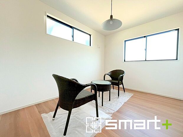 ～2面採光の明るいお部屋～ ・洋室は2面採光とする事で穏やかな陽の入る明るい空間となっております。 ・くつろぎのプライベート時間を明るい空間で穏やかにお過ごしいただけます。 