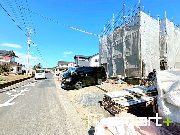 ～閑静な住宅街の立地～ ・周辺は閑静な住宅街となっておりますので、静かな暮らしをご実現いただけます。 ・前面道路の交通量も多くないので、小さなお子様がいるご家庭でもご安心ですね。  
