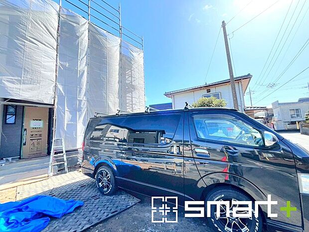 ～ベタ基礎でしっかりとした土台～ ・コンクリートの中に鉄筋を配し強度を高めた「ベタ基礎」を採用。 ・しっかりとした土台を造ったうえで、その上に建物が築造されていきます。 